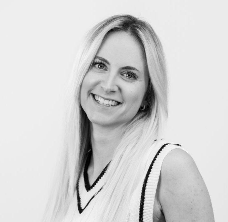 Portraitfoto Firmenfoto einer Mitarbeiterin in schwarz weiß lächelnd