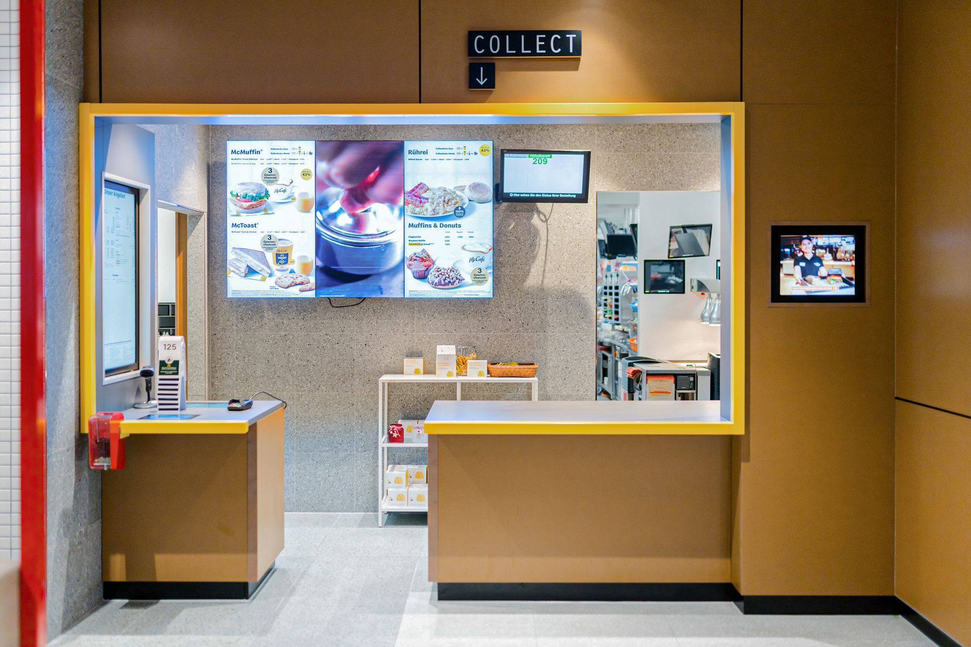 McDonald's Human Comfort Kaiserslautern - modernen Fast-Food-Restaurant, Counter mit braunen Wandverkleidungen - Referenzprojekt Generalunternehmer Innenausbau