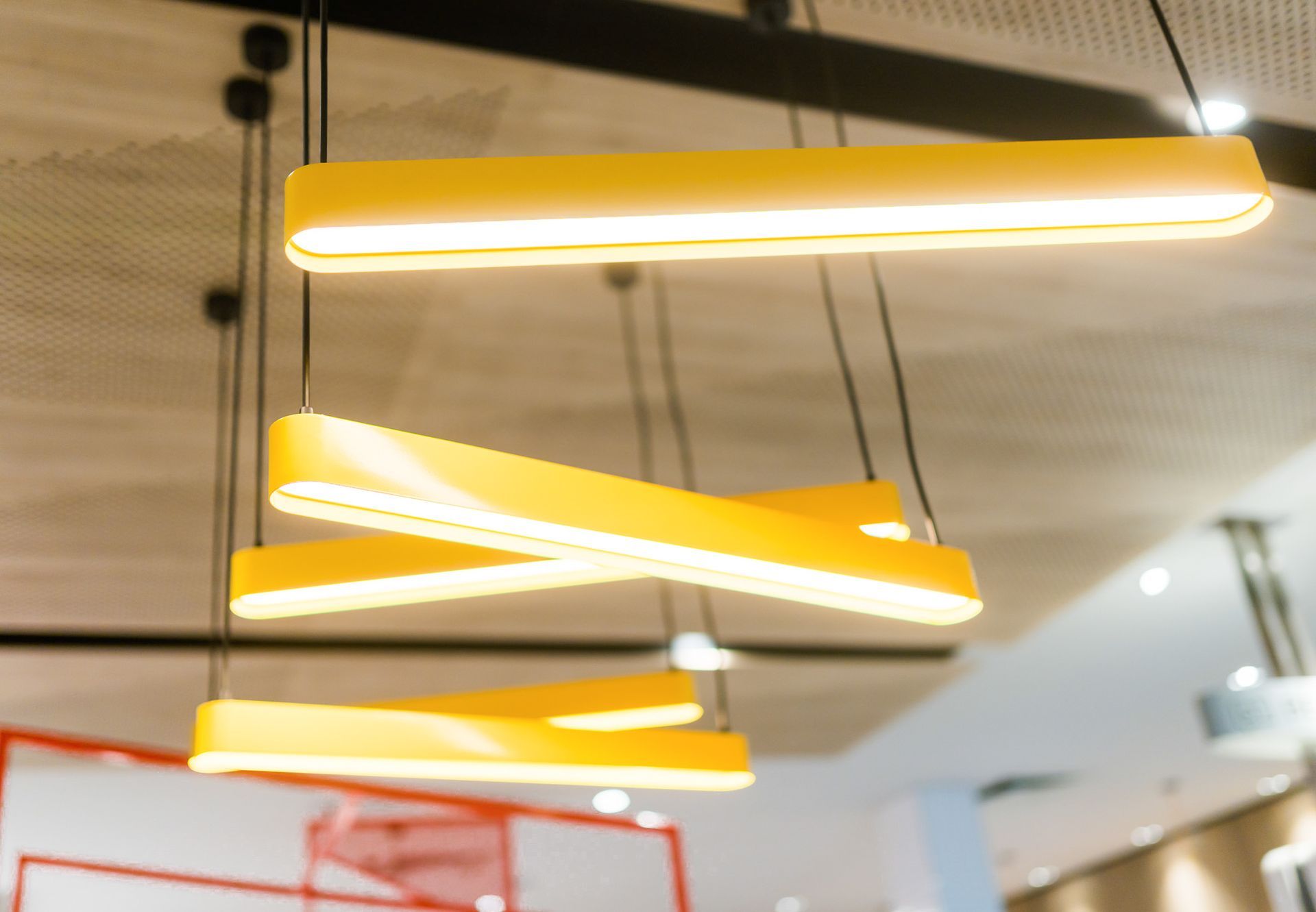 McDonald's Human Comfort Kaiserslautern - Deckenbeleuchtung in besonderer Pommes-Form an Deckenverkleidung mit Holzoptik - Referenzprojekt Generalunternehmer Innenausbau