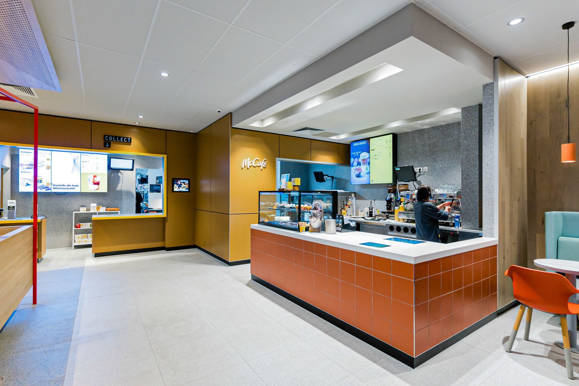 McDonald's Human Comfort Kaiserslautern - modernen Fast-Food-Restaurant mit McCafé mit orangen Fließen - Referenzprojekt Generalunternehmer Innenausbau