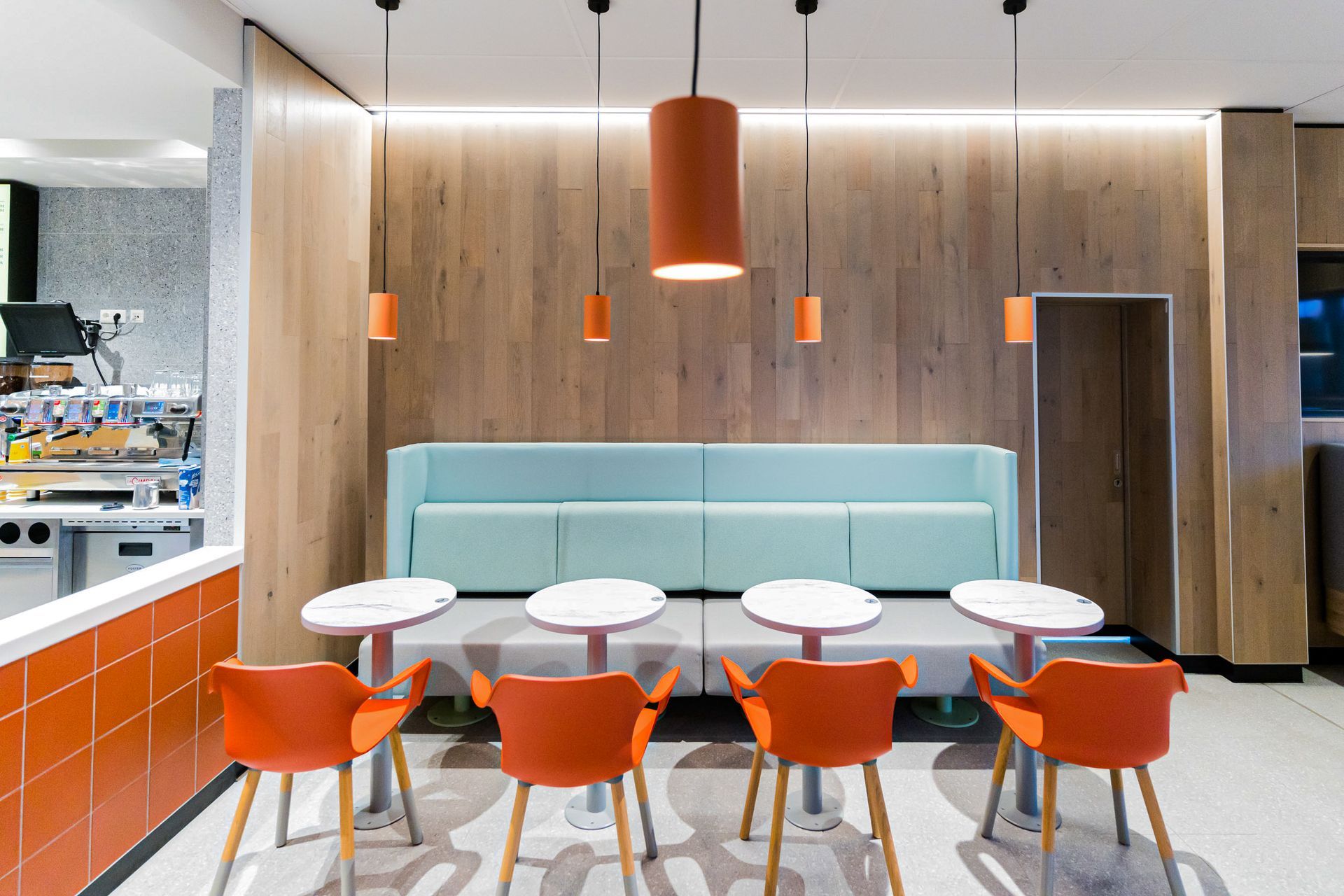 Innenausbau-Projekt Systemgastronomie McDonald's Kaiserslautern – Ausführungsplanung, Demontage, Trockenbau und Malerarbeiten, Sanitär und Elektroarbeiten, Lüftungsarbeiten, Wand und Bodenbeläge sowie Möblierung - Referenzprojekt Generalunternehmer