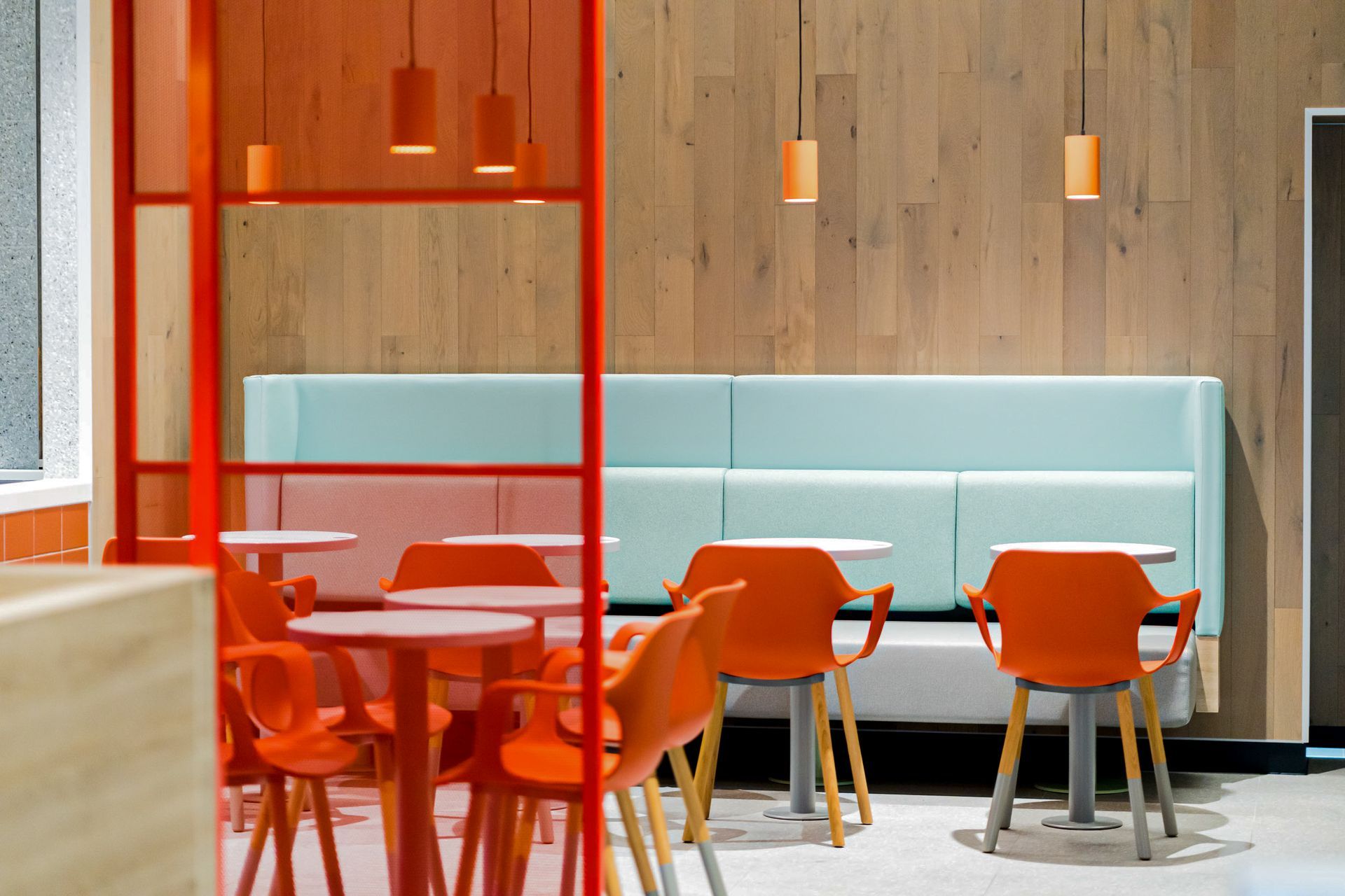 Innenansicht McDonald's Kaiserslautern. Modernes Ambiente mit modernem Licht, Holzakzenten.