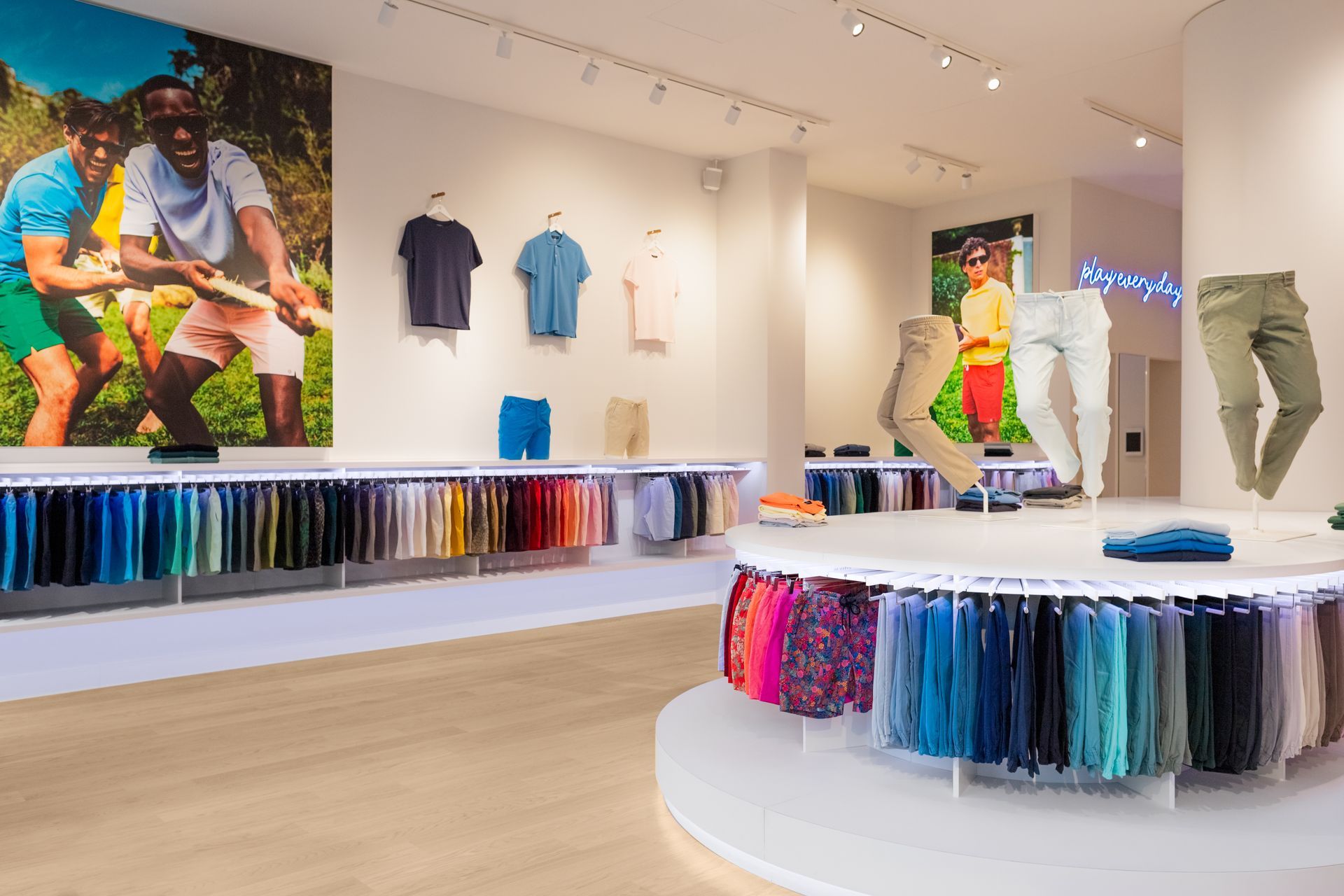 Ladenbau Einzelhandel Innenausbau Retail MrMarvis München - Moderne Verkaufsfläche eines renovierten Modeladens in München - Ausführungsplanung, Demontage, Bodenbelags- und Malerarbeiten, Sanitär, Trockenbau, Elektroarbeiten sowie Schreinerleistungen - Referenzprojekt Ladeneinrichtung Innenausbau Generalunternehmer München