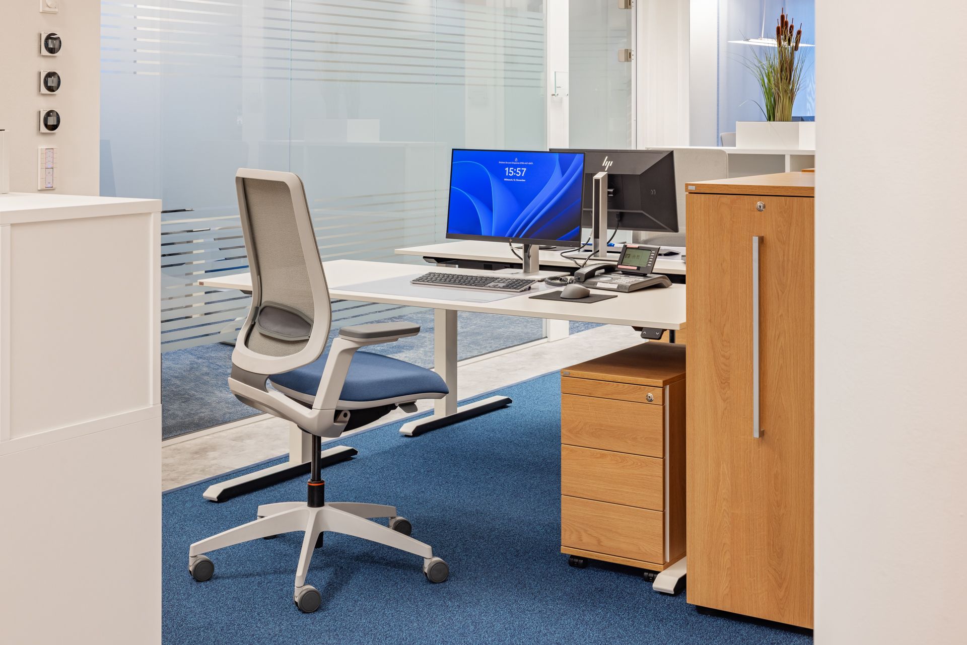 Moderner Büroumbau von EIS Aschaffenburg als Generalunternehmer - Bürotisch mit neuster Technologie und ergonomischer Bürostuhl für einen gesunden Arbeitsplatz - Büroprojekt Referenz Elkay Interior Systems GC