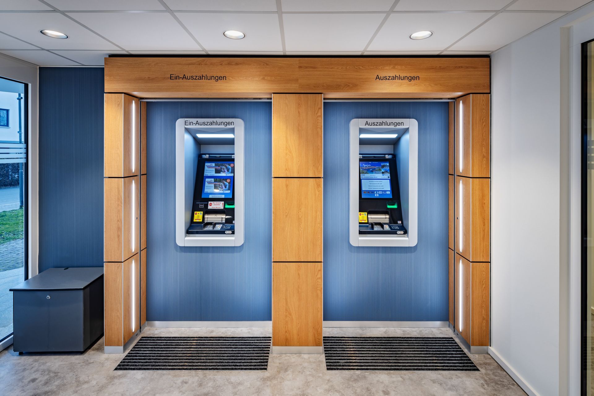 Moderner Büroumbau von EIS Aschaffenburg als Generalunternehmer - Zwei sichere Bankautomaten zum Geldabheben nebeneinander in moderner Wandverkleidung - Bankumbau Referenz Elkay Interior Systems GC