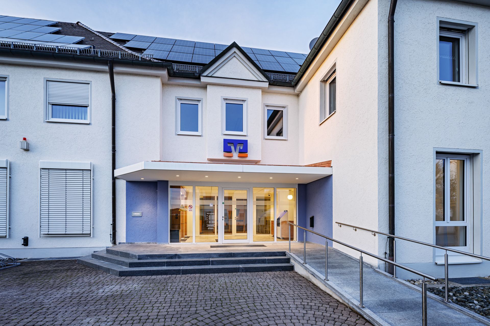 Moderner Büroumbau von EIS Aschaffenburg als Generalunternehmer - Erneuerte Außenfassade mit behindertengerechten Zugang zur Filiale - Büroprojekt Referenz Elkay Interior Systems GC