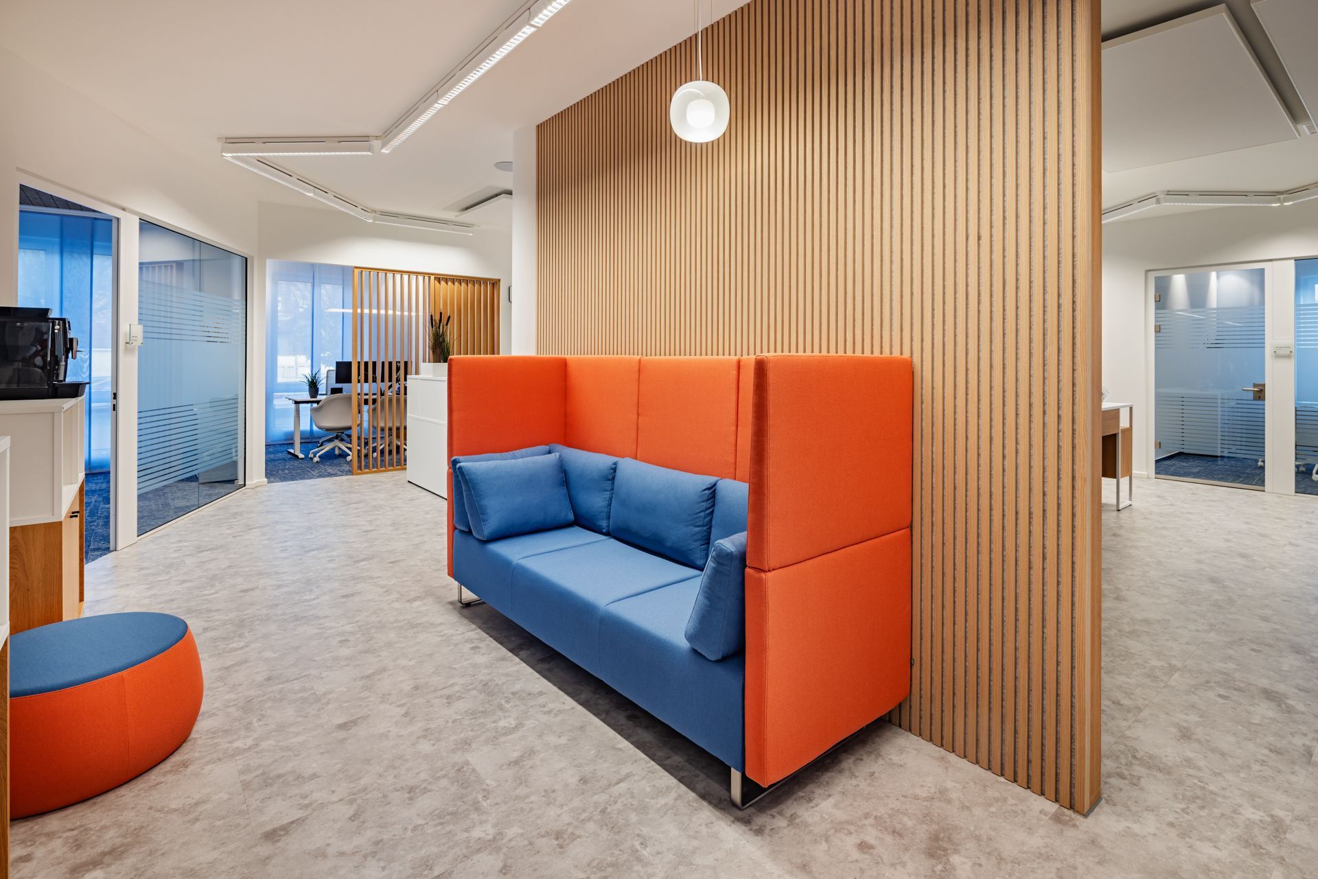 Moderner Büroumbau von EIS Aschaffenburg als Generalunternehmer - Komfortabler Sitzbereich für Kunden und Arbeitnehmer im kreativen Büroumfeld - Büroprojekt Referenz Elkay Interior Systems GC