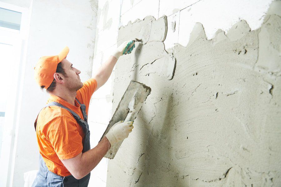 man stuccoing a wall in mesa arizona