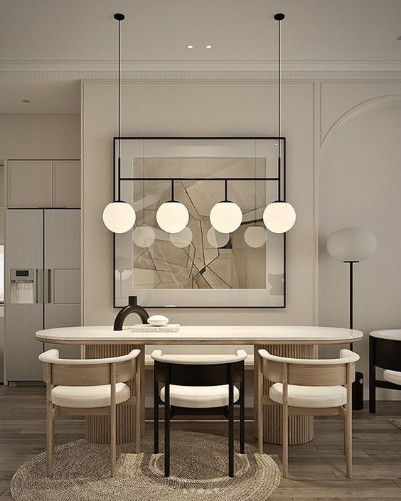 O sufragerie cu o masa si scaune si un tablou pe perete.