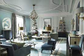 O sufragerie plina cu mobilier si un candelabru.