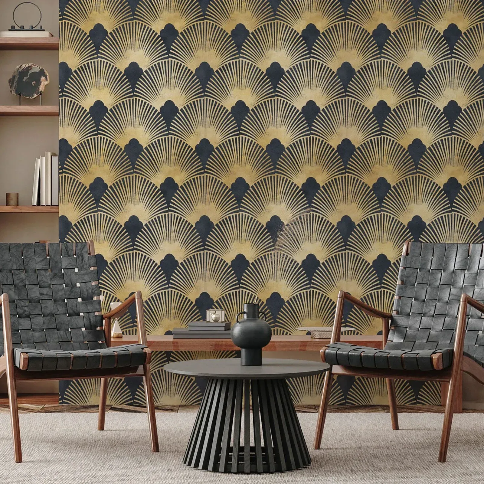 Un living cu două scaune și o măsuță de cafea