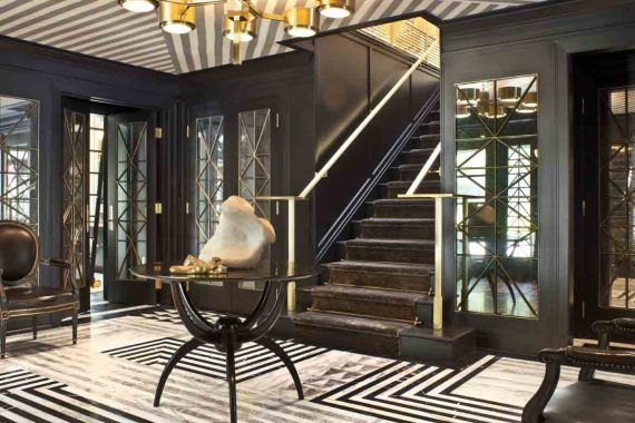 O cameră alb-negru cu o scară și o masă