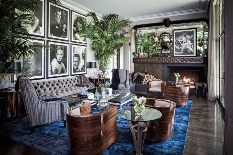 Un living plin cu mobilier si un semineu.