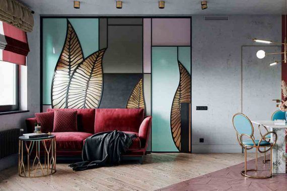 Un living cu o canapea roșie și un perete cu vitralii.