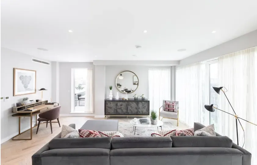 Un living cu o canapea, birou și scaune.