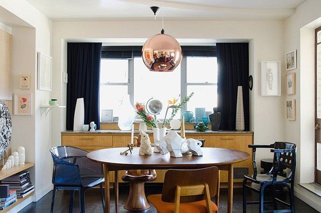 O sufragerie cu o masă și scaune în fața unei ferestre.