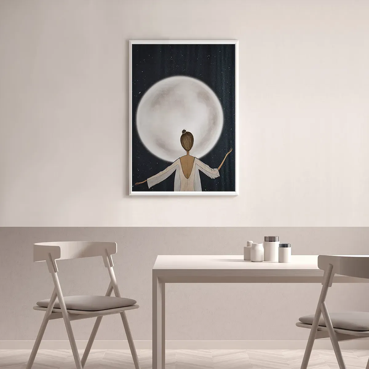 Un tablou cu o femeie este atârnat pe un perete deasupra unei mese și scaune.