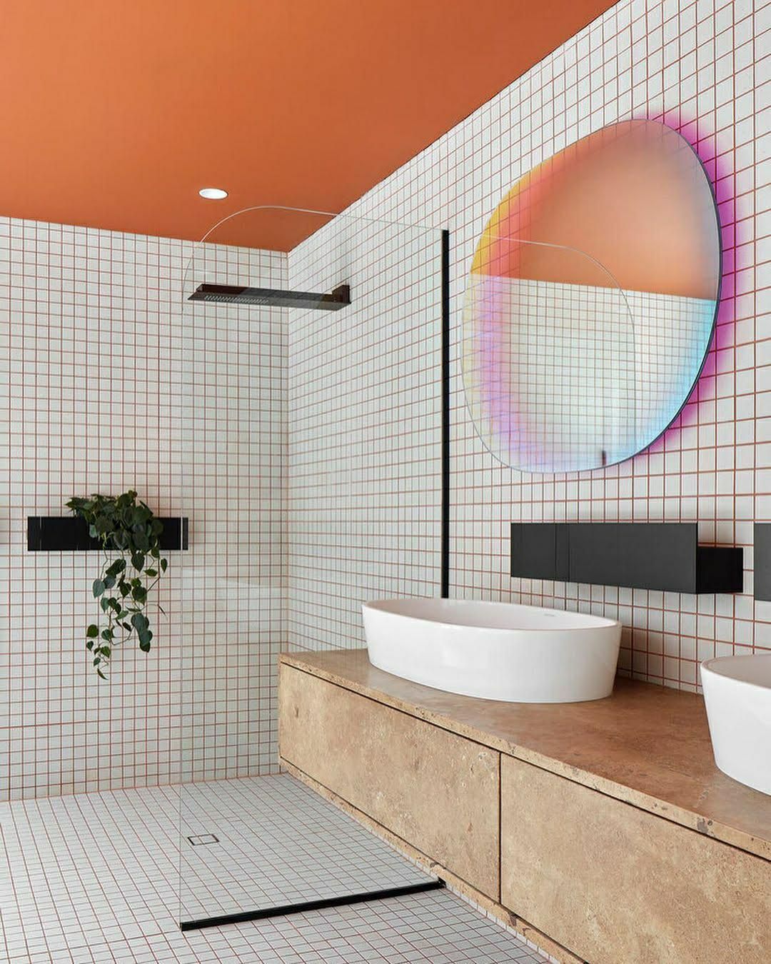 O baie cu doua chiuvete , dus si oglinda.