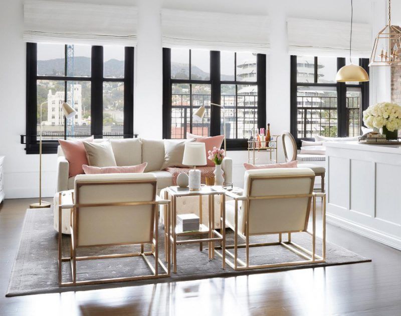 Un living cu o canapea și două scaune