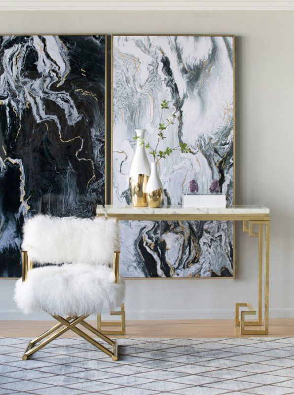 Un scaun stă în fața unui birou cu tablouri pe peretele din spate