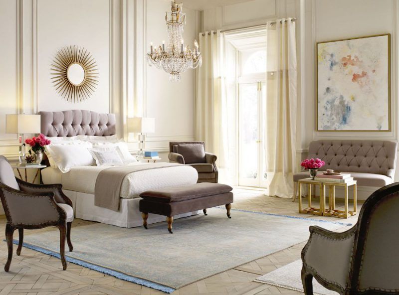 Un dormitor cu un pat , scaune , o canapea si un candelabru.