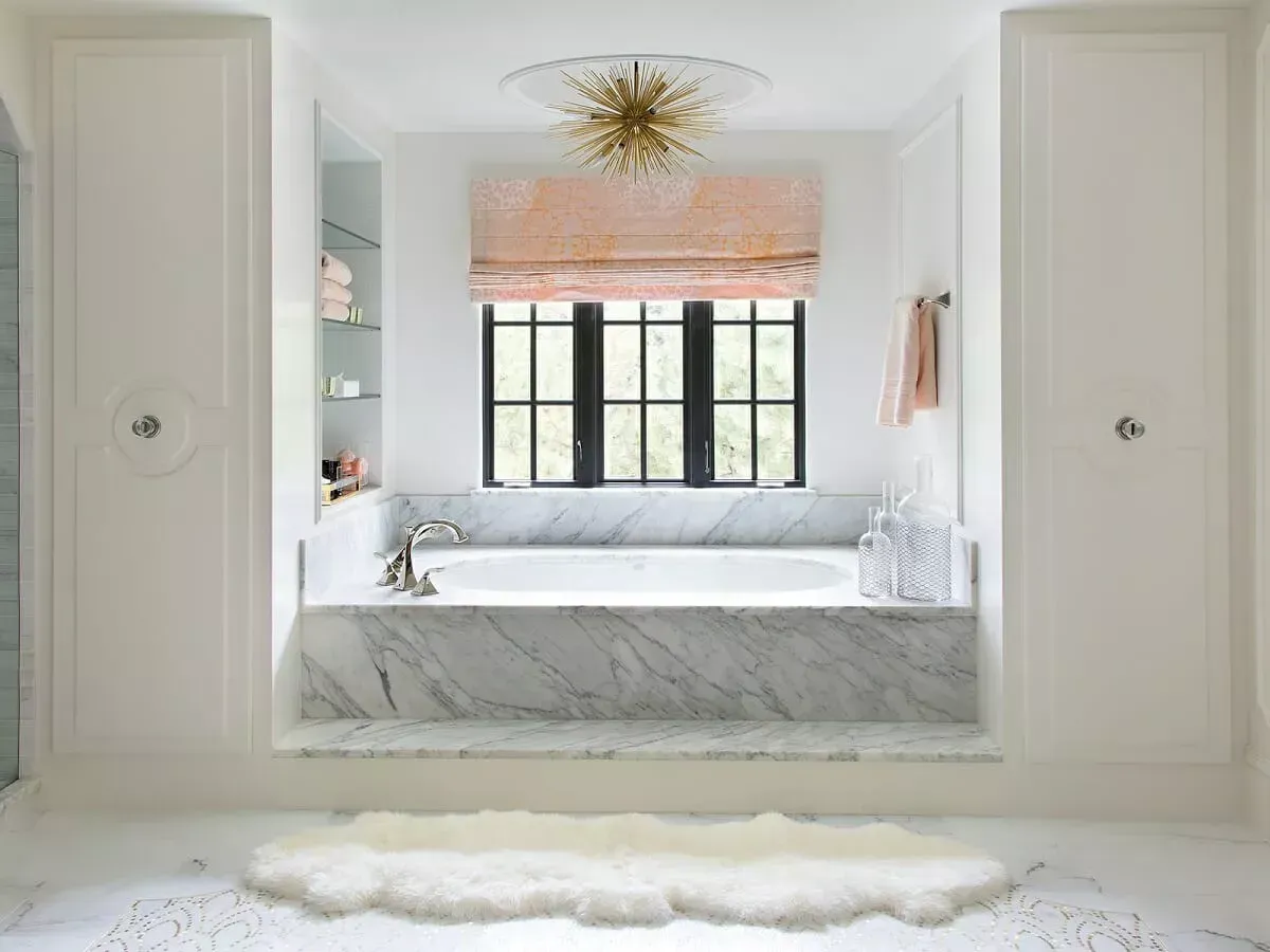 O baie cu o cadă și o fereastră.