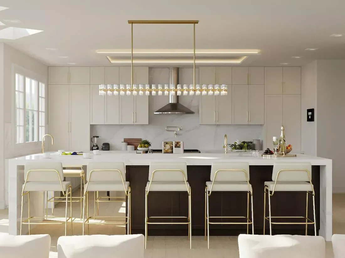 O bucătărie cu dulapuri albe și scaune de bar aurii și o insulă mare.