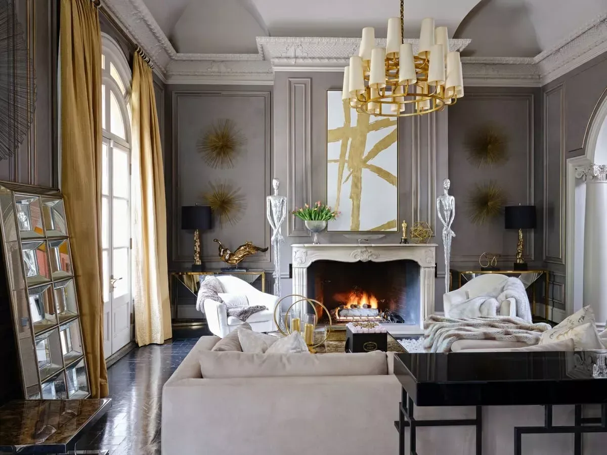 Un living cu șemineu și candelabru