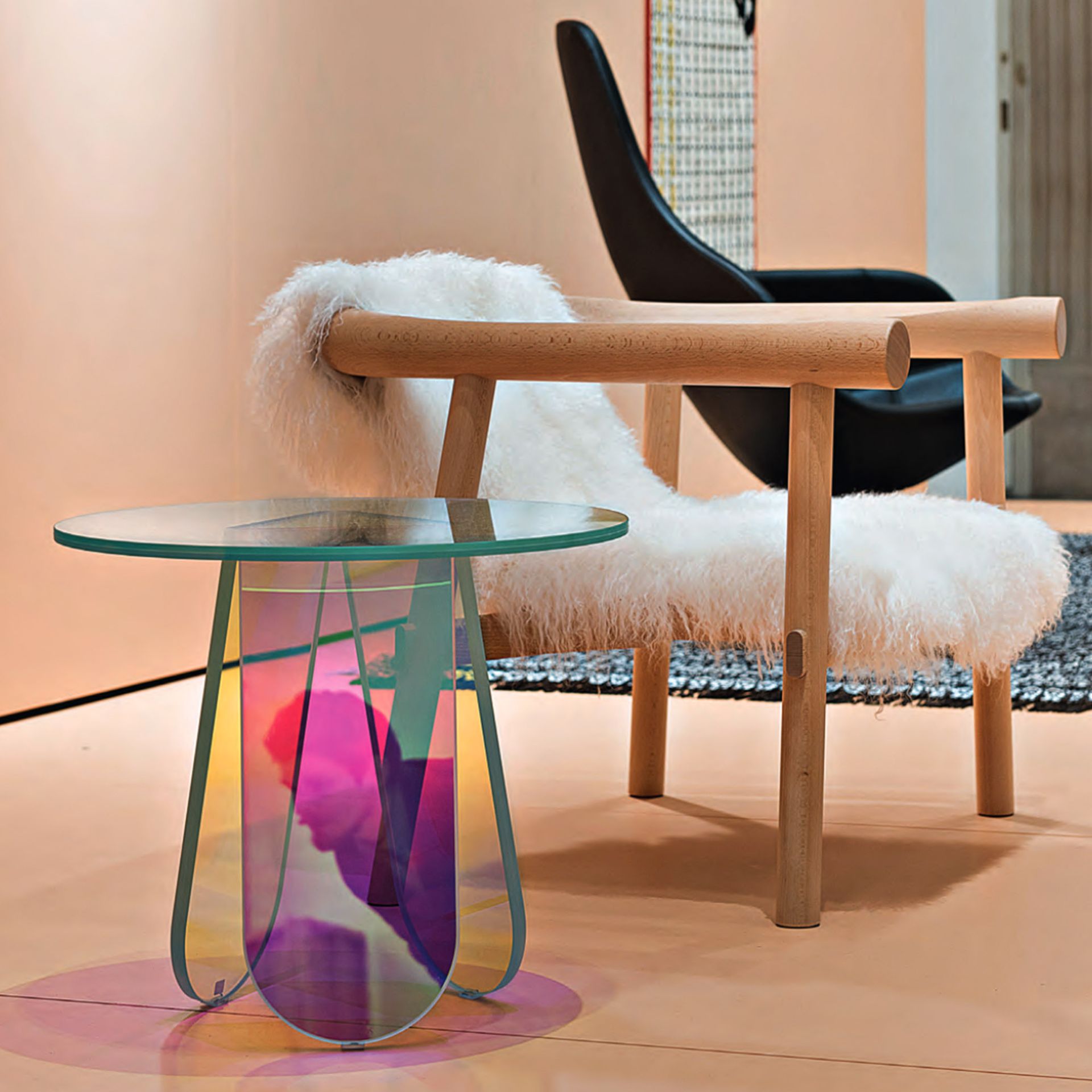 Un scaun stă lângă o măsuță