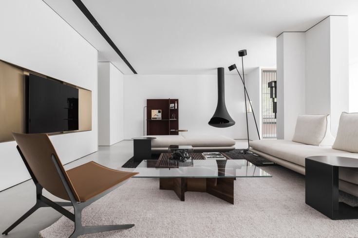 Un living cu o canapea, un scaun și o măsuță de cafea