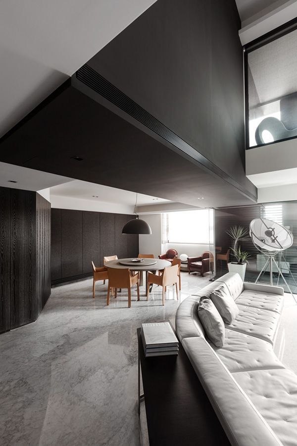 Un living cu o canapea, masă și scaune