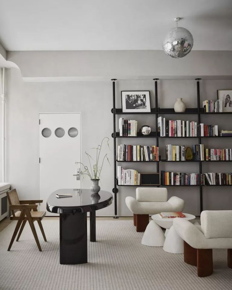 O cameră de zi cu o minge disco atârnată de tavan