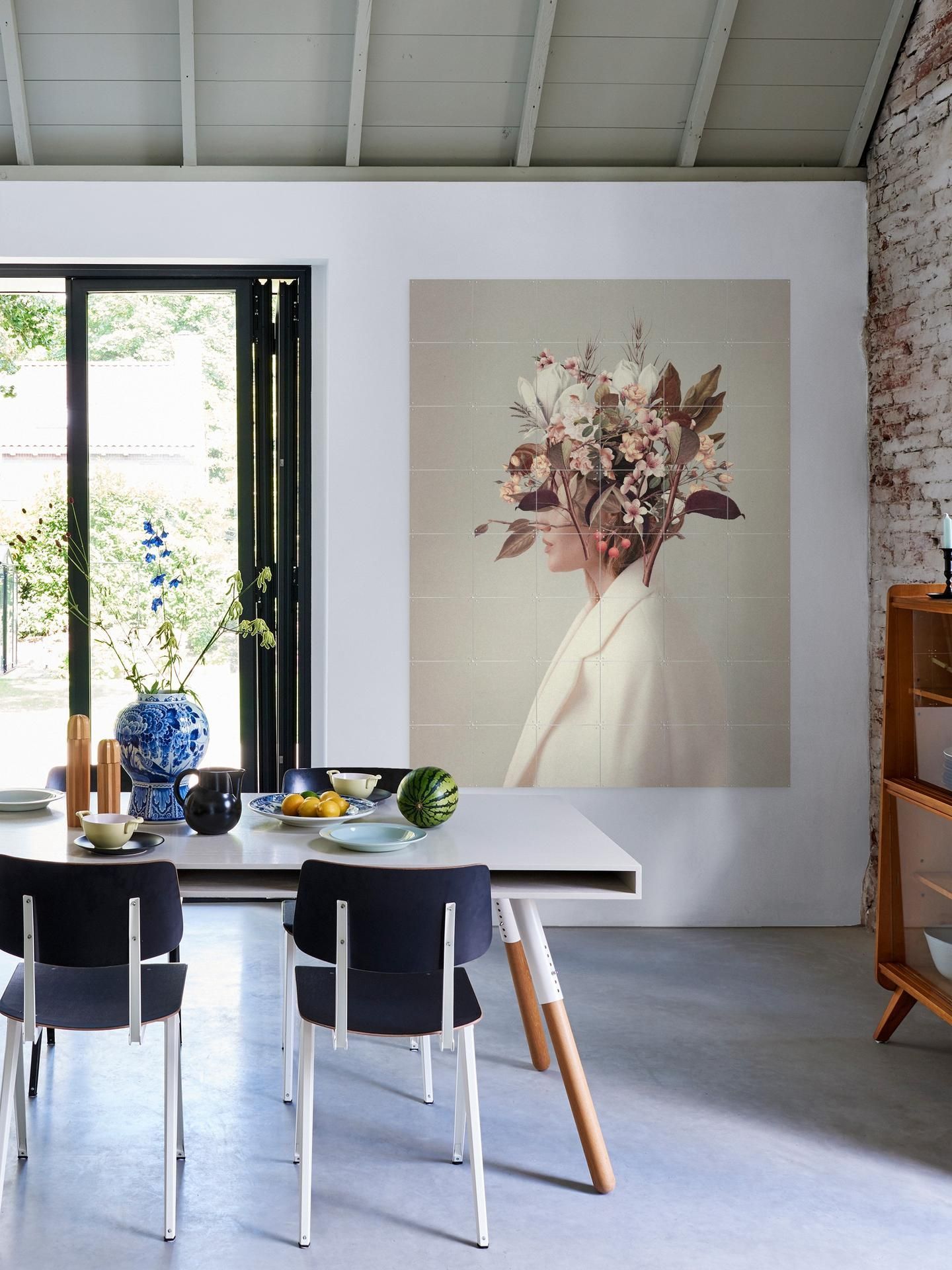 O sufragerie cu o masă și scaune și un tablou pe perete