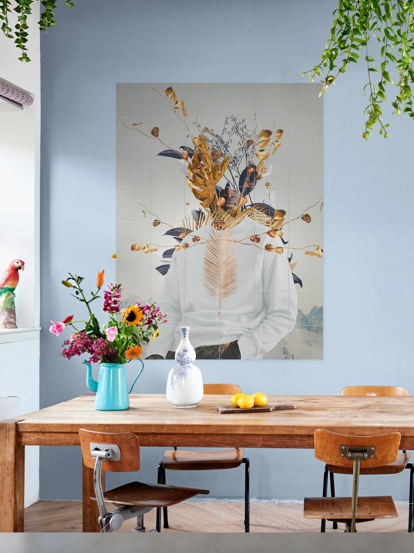 O sufragerie cu o masă și scaune și un tablou pe perete