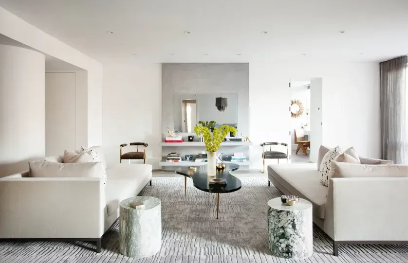 Un living plin cu mobilier și o măsuță de cafea.