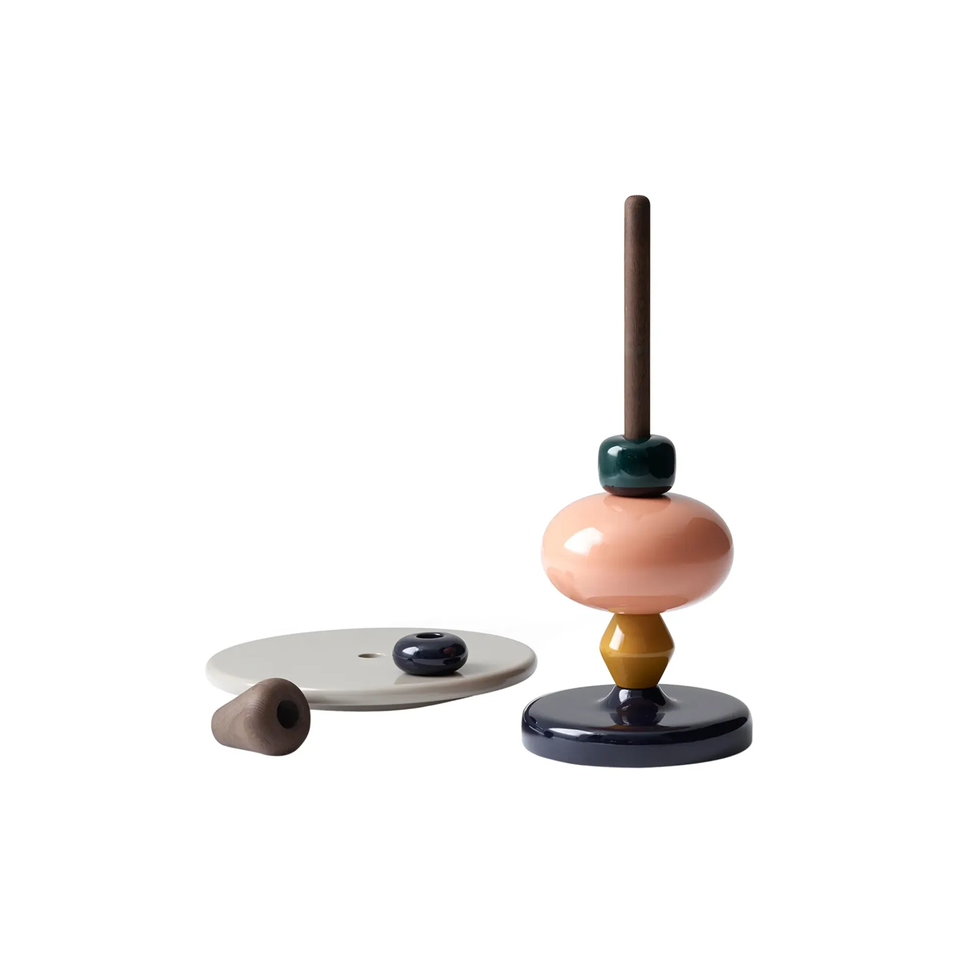 O jucărie de stivuire din lemn și mărgele pe un fundal alb.