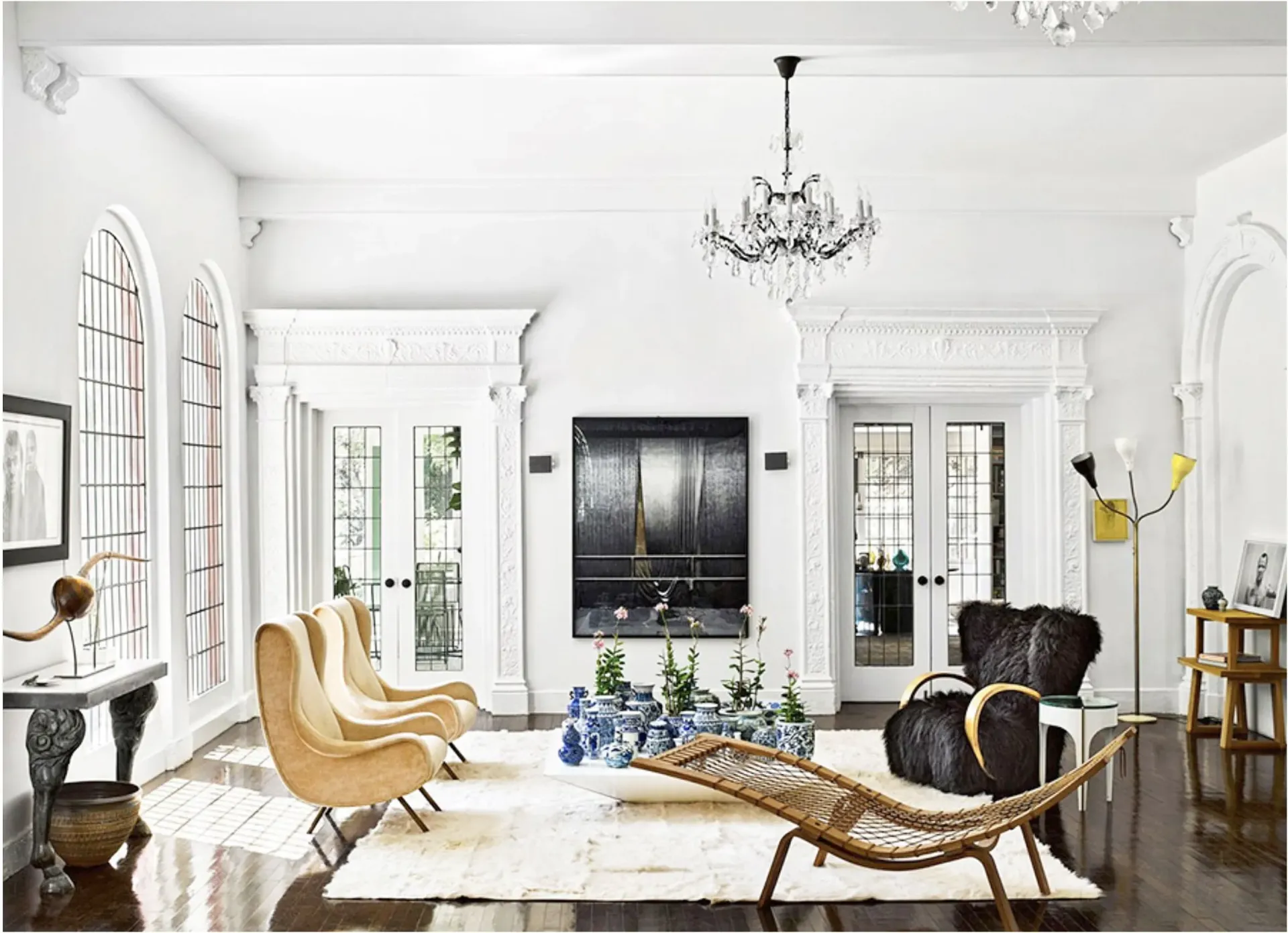 O sufragerie plina cu mobilier si un candelabru.