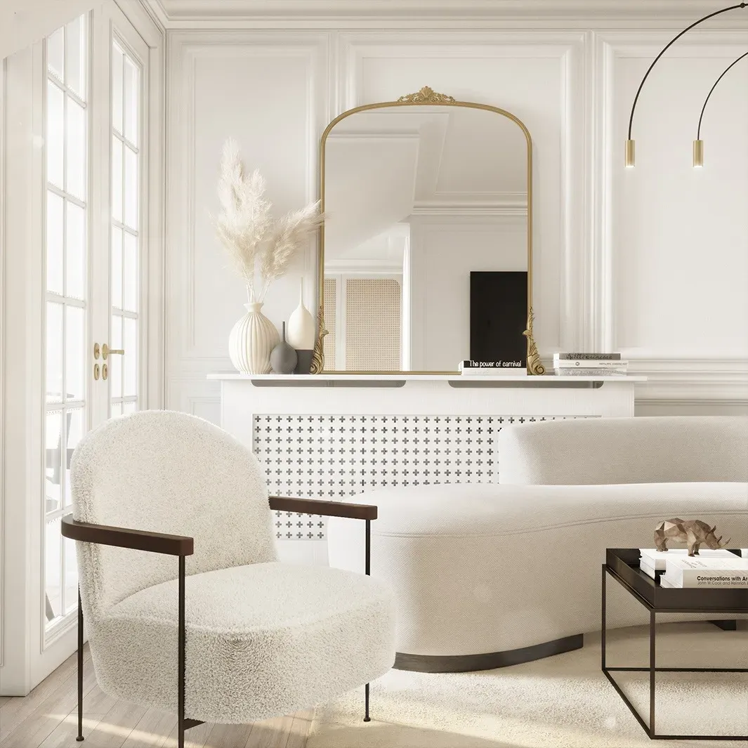 Un living cu mobilier alb si o oglinda mare