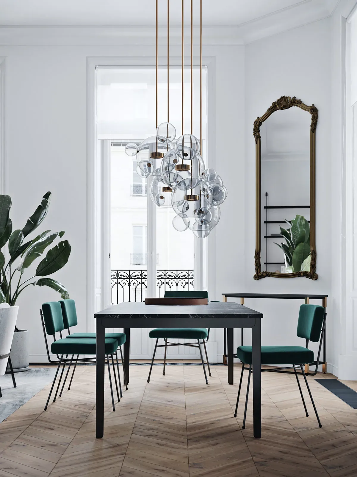 O sufragerie cu o masă și scaune și o oglindă atârnată de tavan.