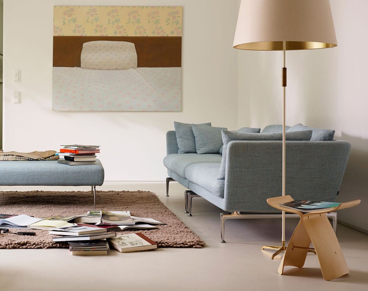 Un living cu o canapea și o lampă