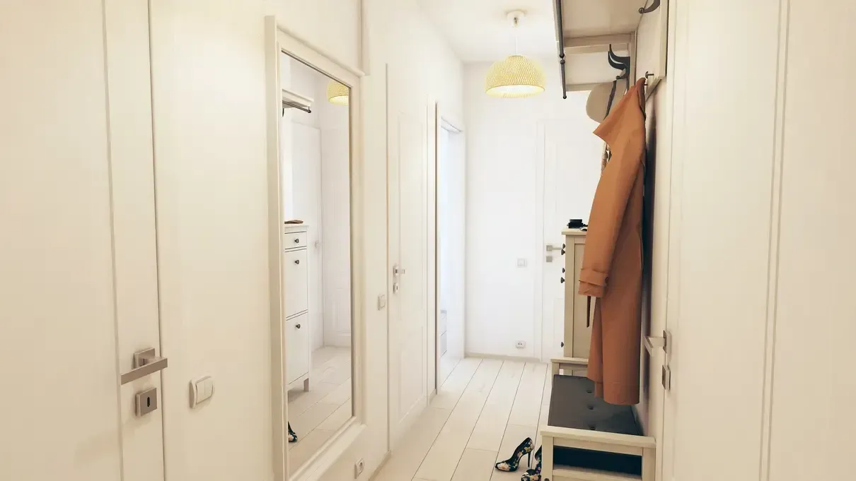 Hol intrare apartament, amenajare interioară cu mobilier Ikea.