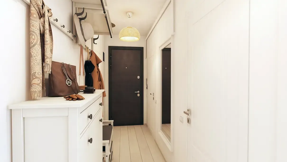 Hol 6.05mp amenajat cu mobilier pentru haine și încălțăminte.