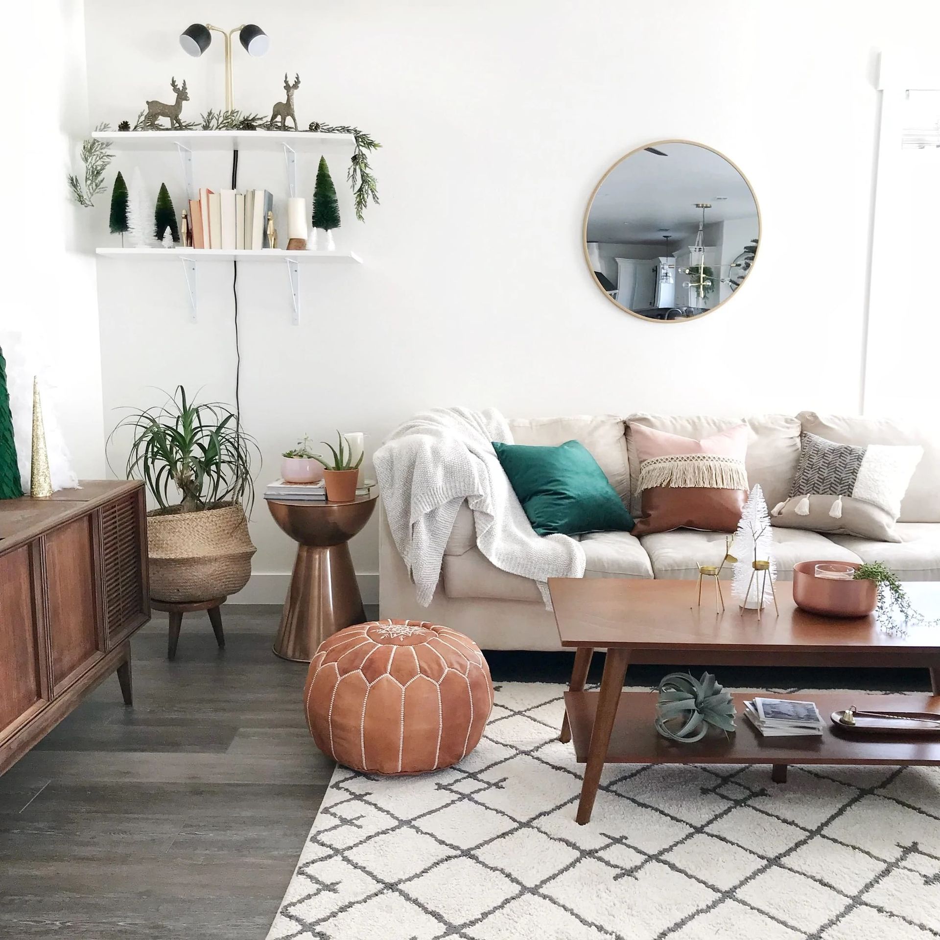 Un living cu o canapea și o măsuță de cafea