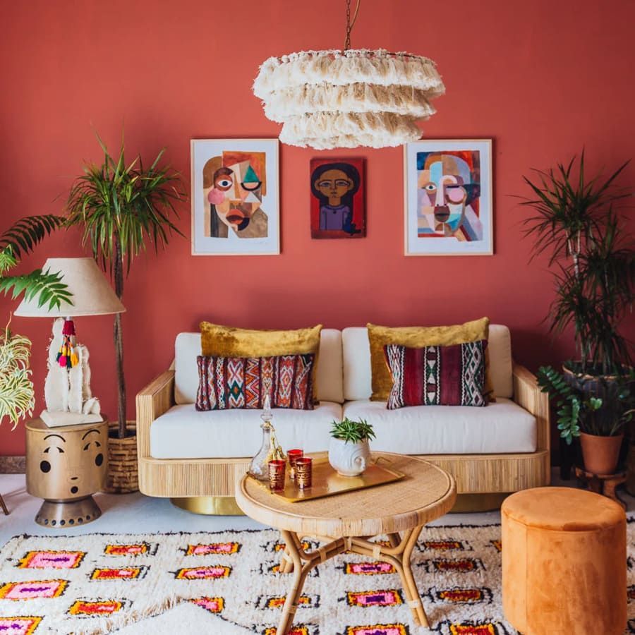 O cameră de zi cu o canapea, masă și tablouri pe perete.