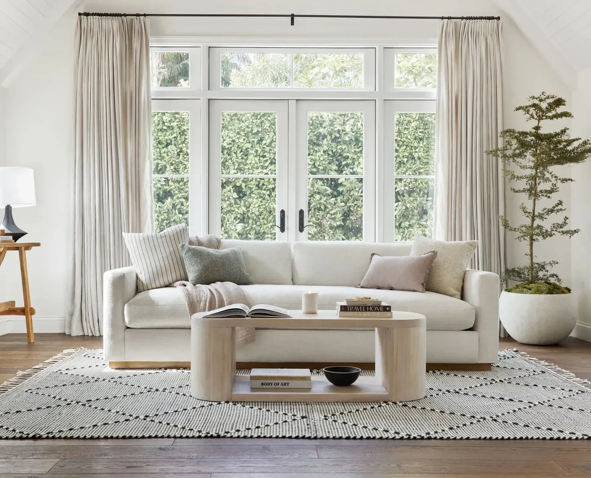 Un living cu o canapea albă și o măsuță de cafea.