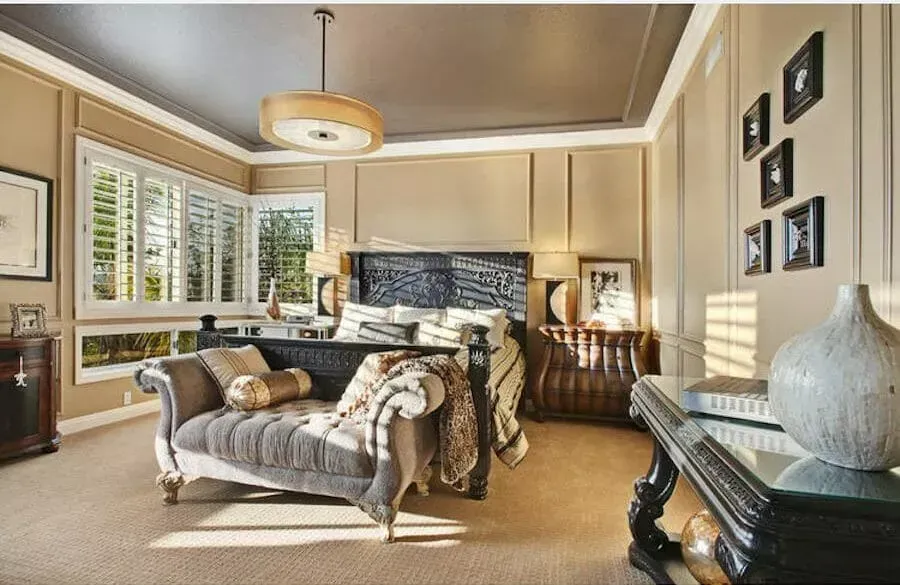 Un dormitor cu o canapea și un pat în el