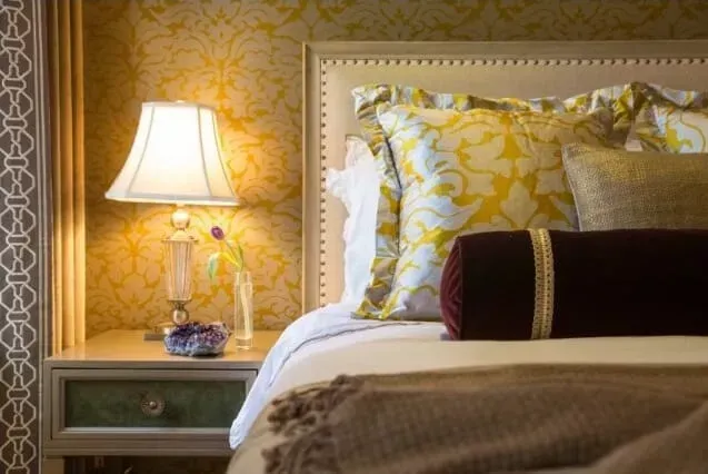 Un dormitor cu pat, noptiera si veioza