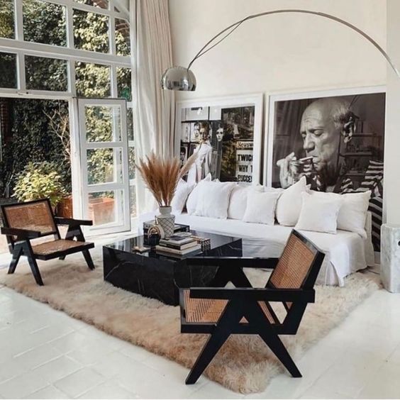 Un living cu o canapea și două scaune