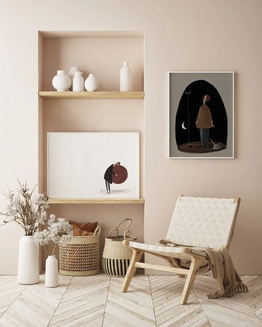 Un living cu un scaun si un tablou pe perete.