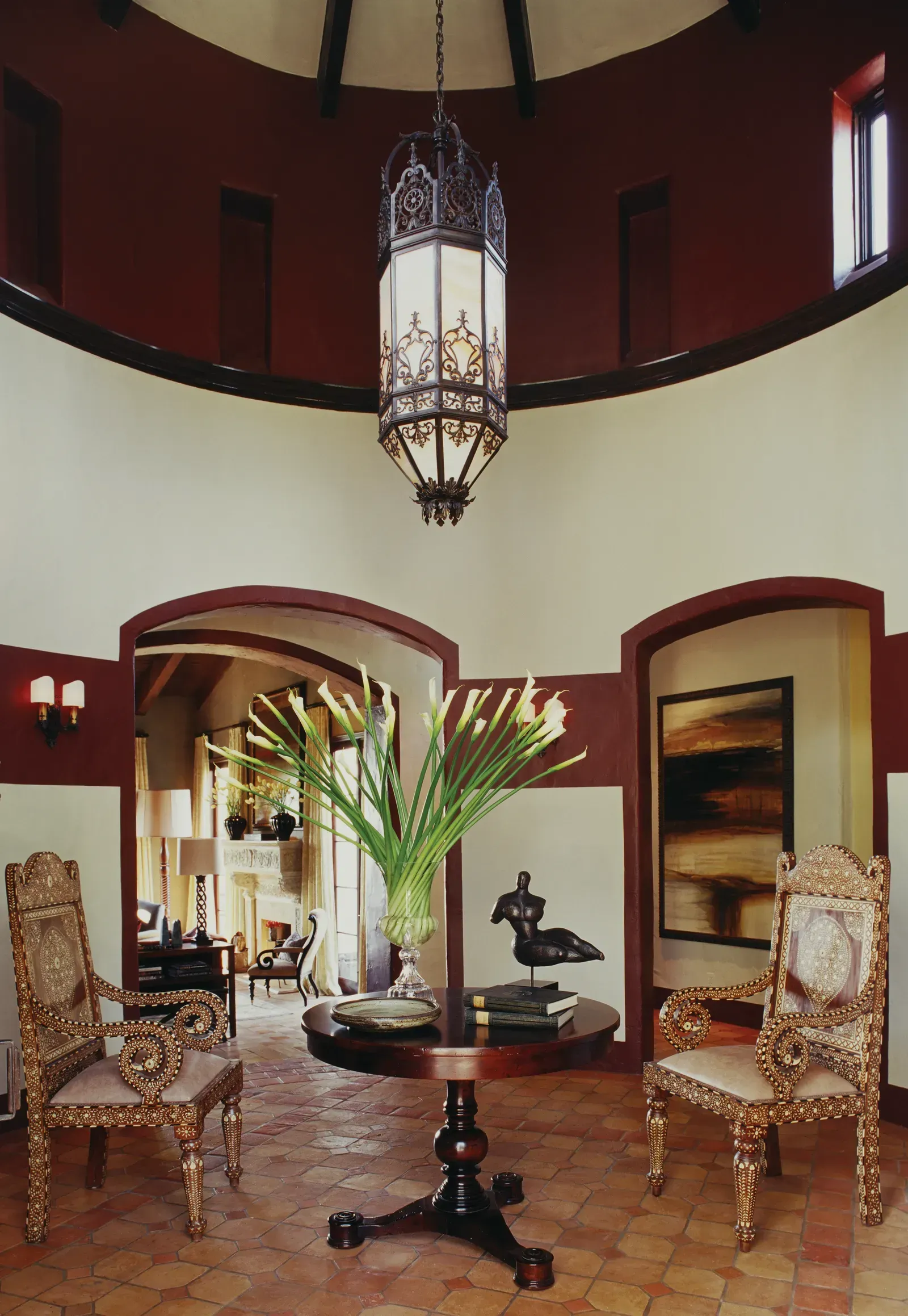 O masă cu o vază cu flori într-o cameră